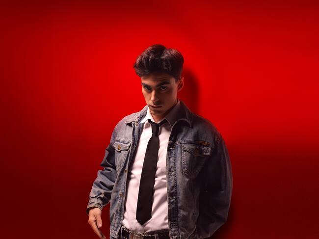 Charlie USG pasará 'Semanas' viajando con LOS40 Summer Live: le veremos en Cáceres, Ciudad Real, Gandía, Mislata, Zarautz, Laredo, Cambados y Culleredo. (Foto cedida por Warner Music)