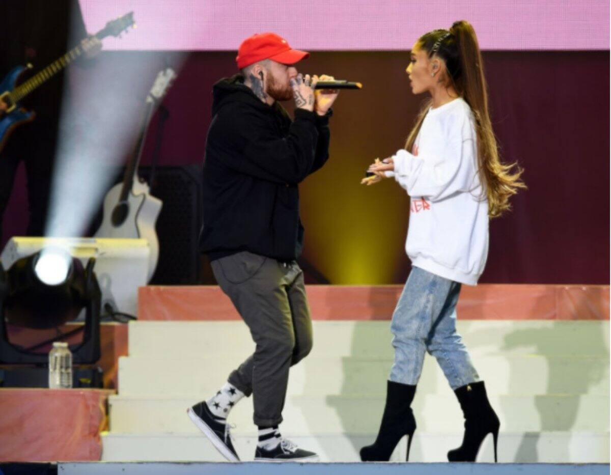 Ariana es la más bajita de todas. Mide 1,53 mts de altura y su novio 1,70. Ella suele usar tacos altos para alcanzarlo.
