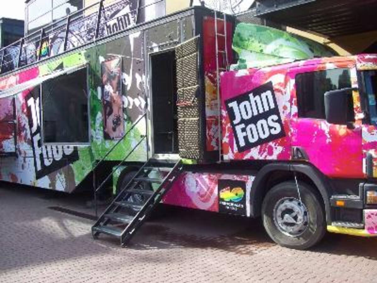 Camión 40 Principales y John Foos en el show The Black Eyed Peas