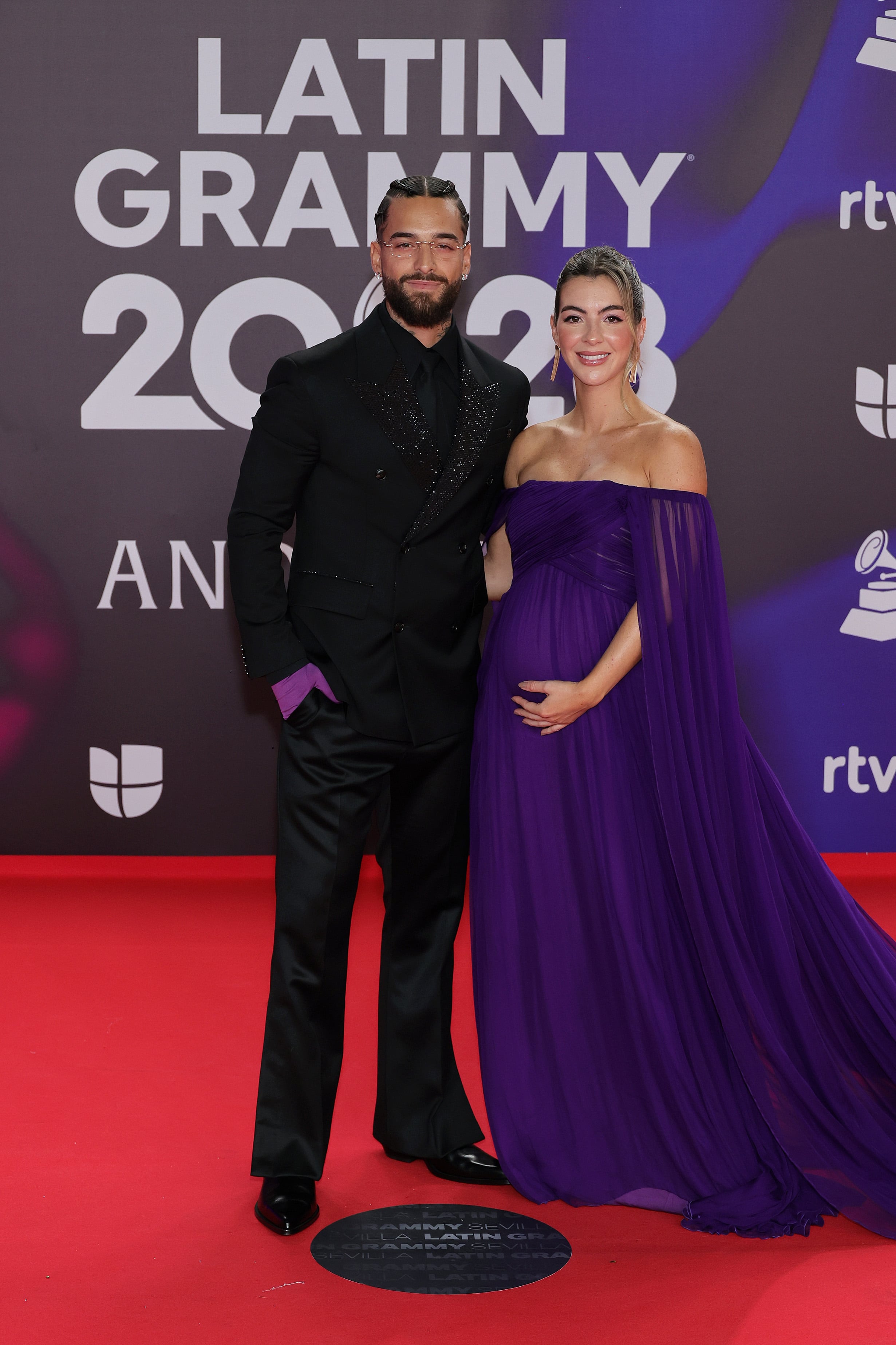 Maluma y Susana Gómez posaron por primera vez en una alfombra roja juntos y embarazados. Y, además, vestidos a juego que si ella iba de un azul cercano al morado, los guantes de él no iban a ser menos, el color de su gira.