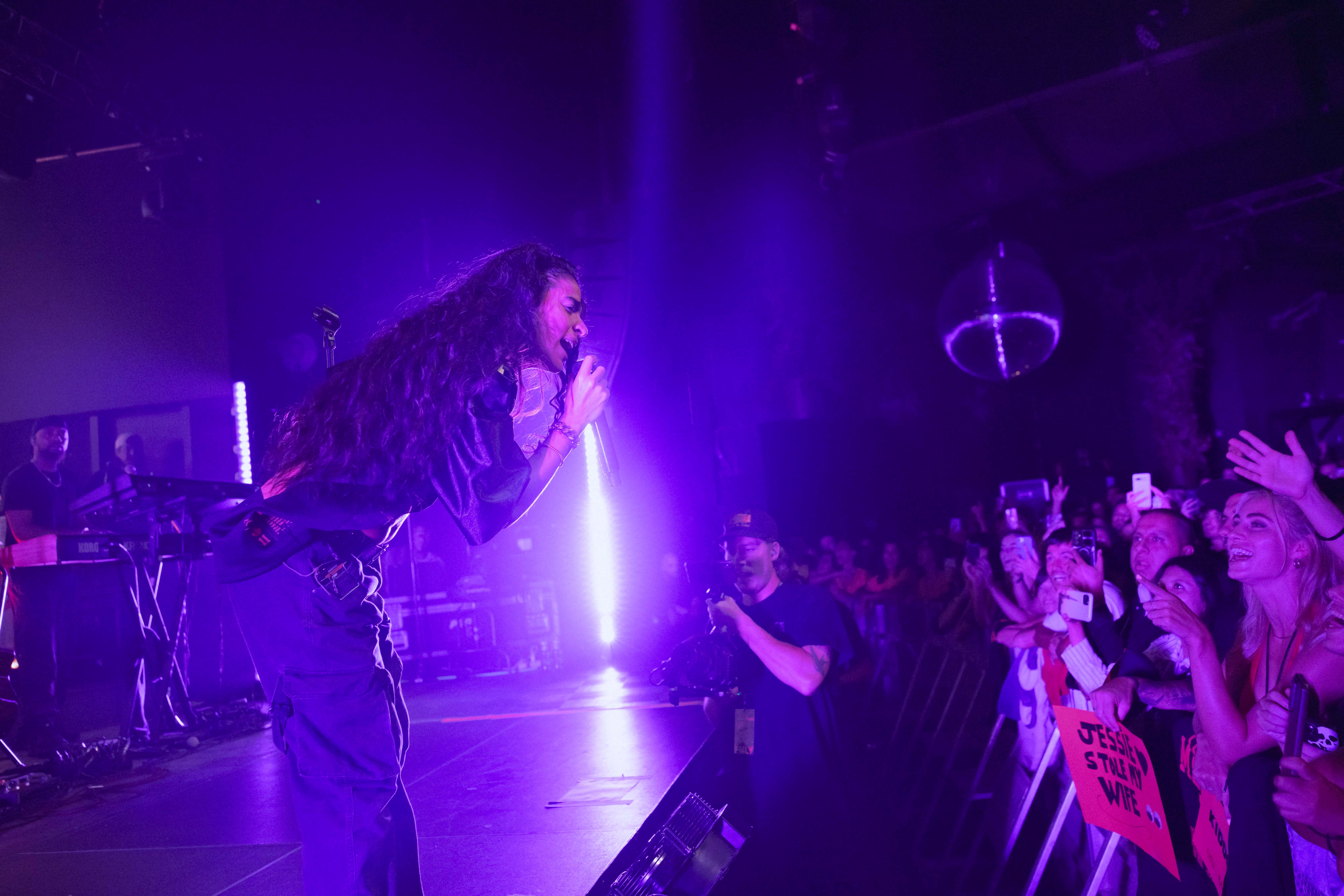 Jessie Reyez en concierto en la sala Wagon de Madrid.