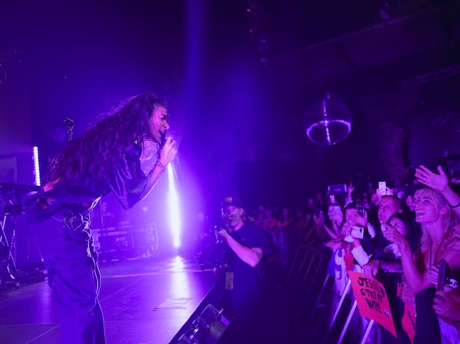 Jessie Reyez en concierto en la sala Wagon de Madrid.