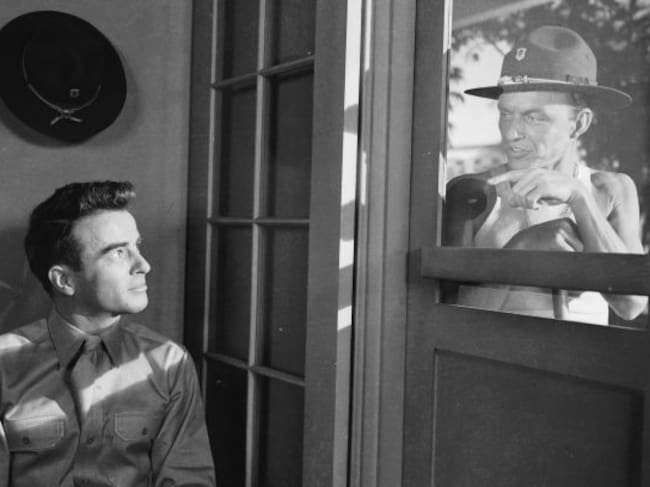Los actores Montgomery Clift (i) y Frank Sinatra (d) en un fotograma de la película 'De aquí a la eternidad'