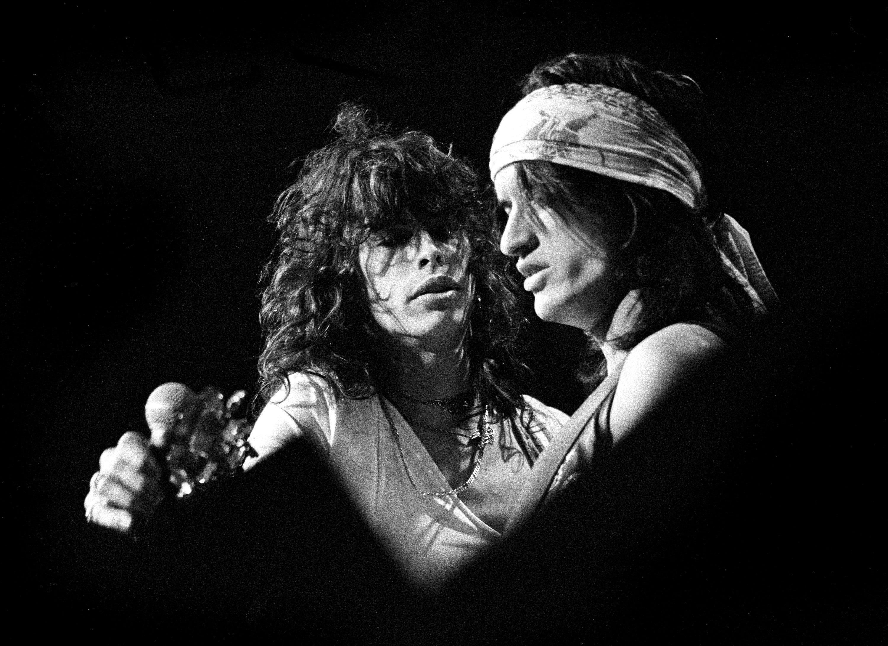 Steven Tyler de Aerosmith con el guitarrista Joe Perry actuando en el Boston Garden en1974.