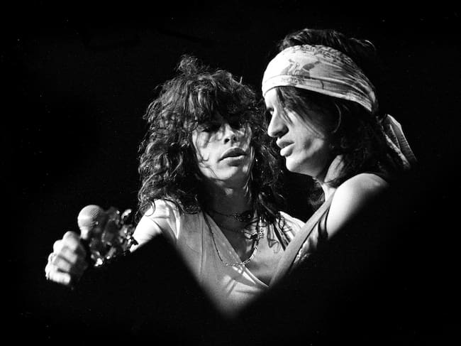 Steven Tyler de Aerosmith con el guitarrista Joe Perry actuando en el Boston Garden en1974.