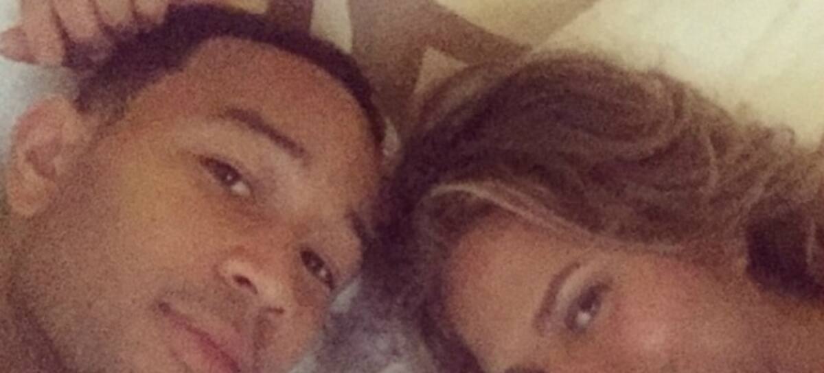 John Legend y su mujer Chrissy Teigen junto al Óscar (c) Instagram