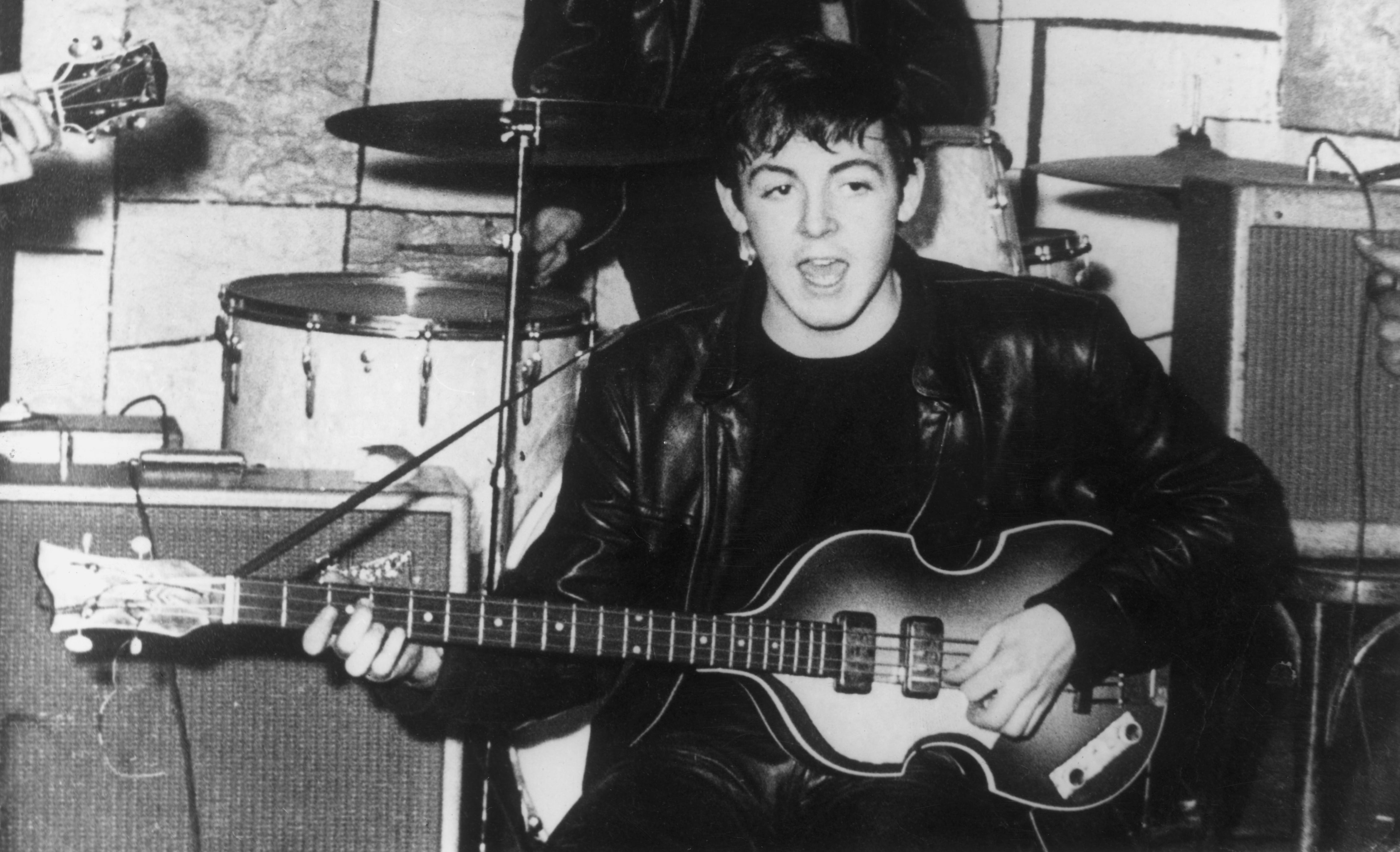 Alrededor de 1960: Paul McCartney en el escenario del club nocturno Cavern en Liverpool durante los inicios del grupo británico de música beat The Beatles. (Foto de Keystone/Getty Images)