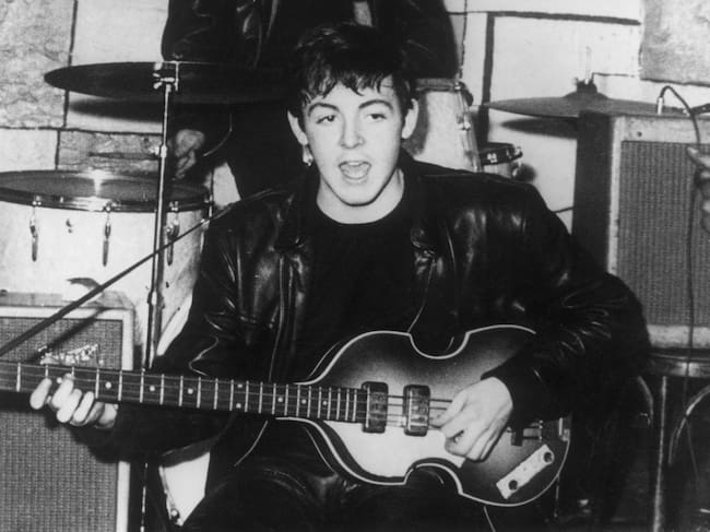 Alrededor de 1960: Paul McCartney en el escenario del club nocturno Cavern en Liverpool durante los inicios del grupo británico de música beat The Beatles. (Foto de Keystone/Getty Images)