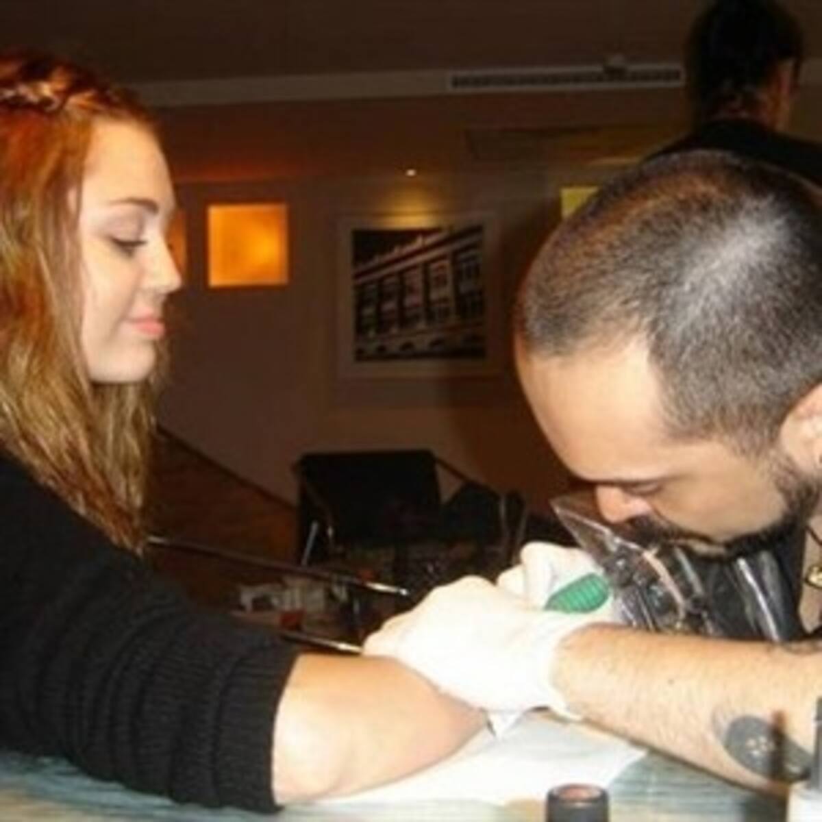 Miley Cyrus se hace otro tatuaje