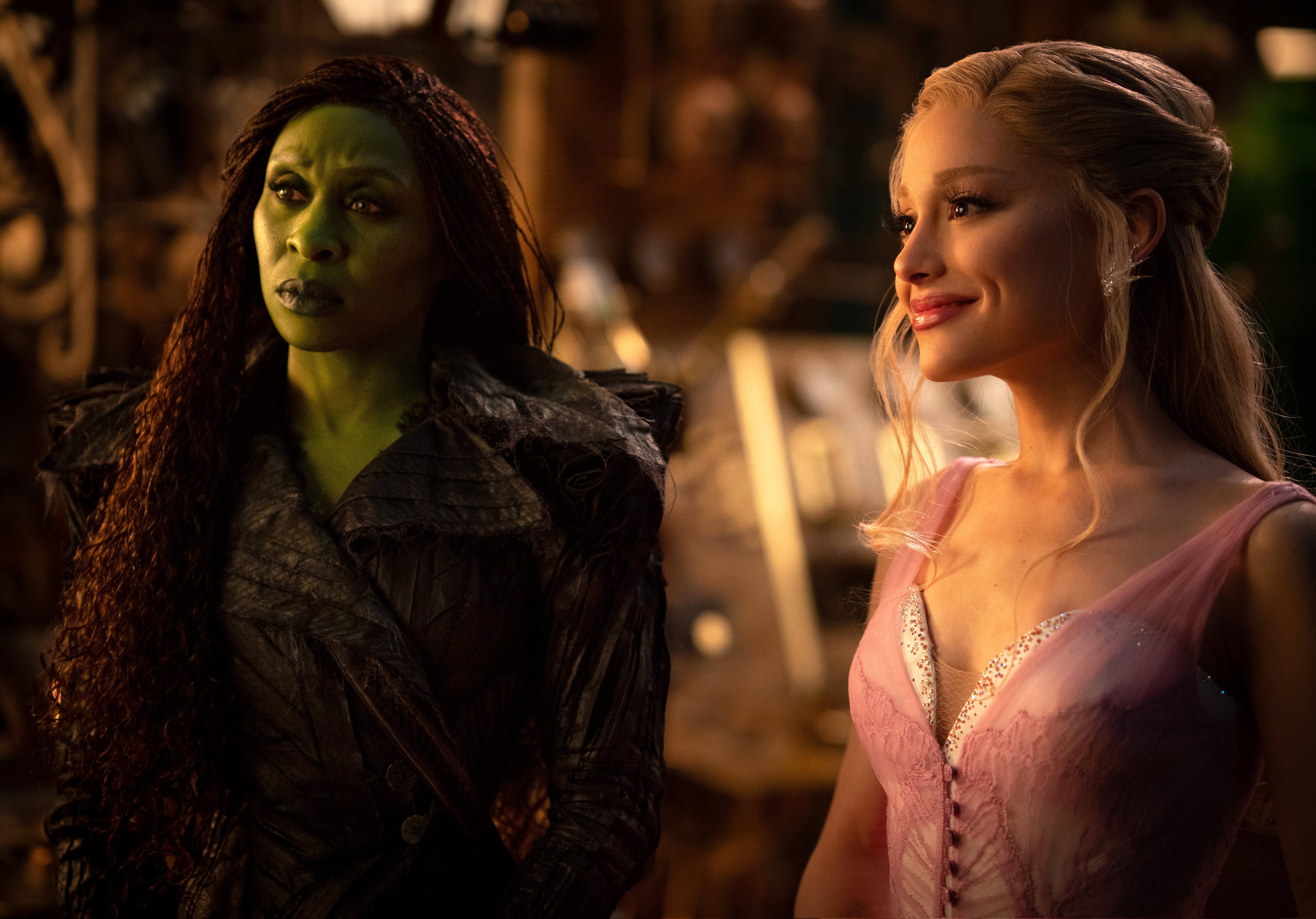 Ariana Grande como Glinda y Cynthia Erivo como Elphaba en &#039;WICKED Parte II&#039;.  / Universal Pictures