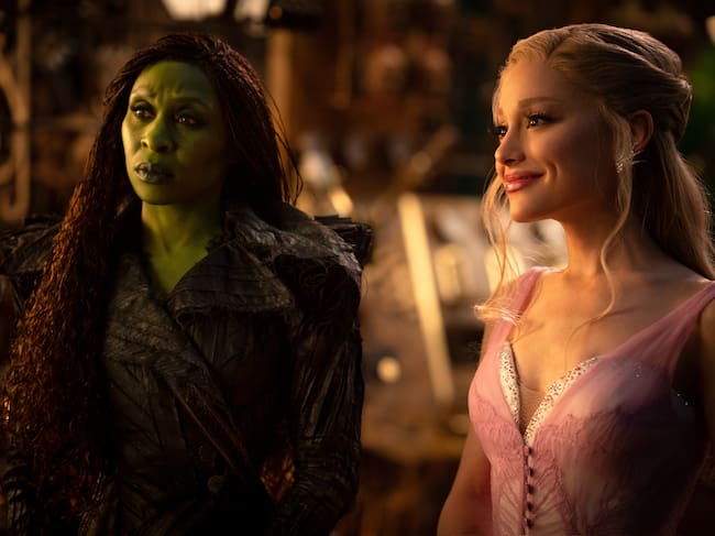 Ariana Grande como Glinda y Cynthia Erivo como Elphaba en 'WICKED Parte II'. / Universal Pictures