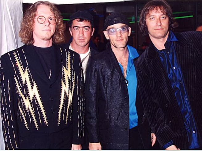 R.E.M., con Bill Berry (segundo por la izquierda) en los MTV Video Music Awards celebrados en Nueva York en 1995.