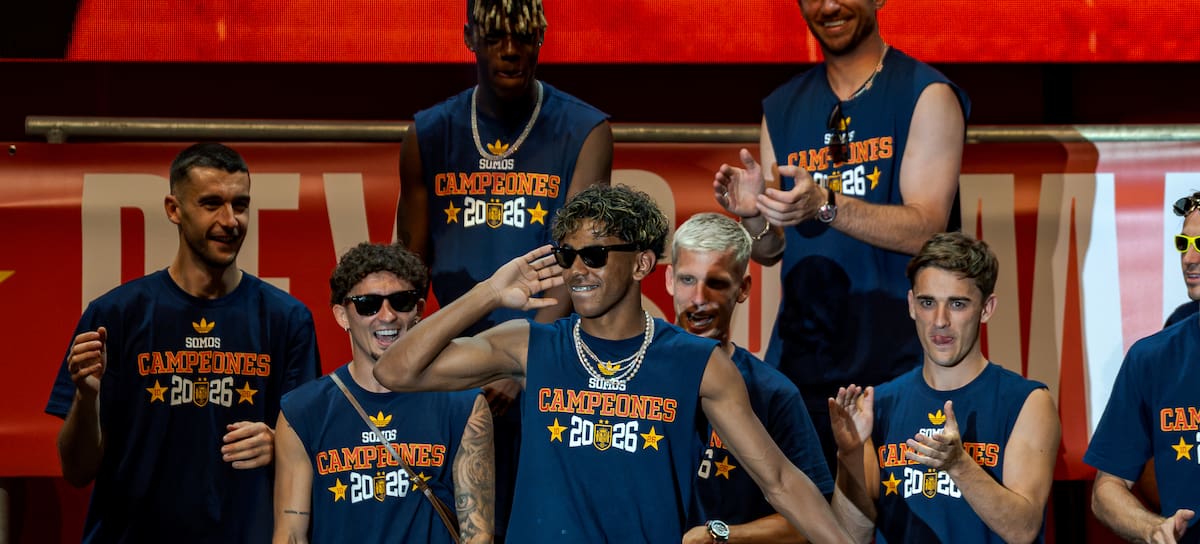 Lamine Yamal y sus compañeros de la Selección de España en la celebración en Cibeles del Mundial 2026.