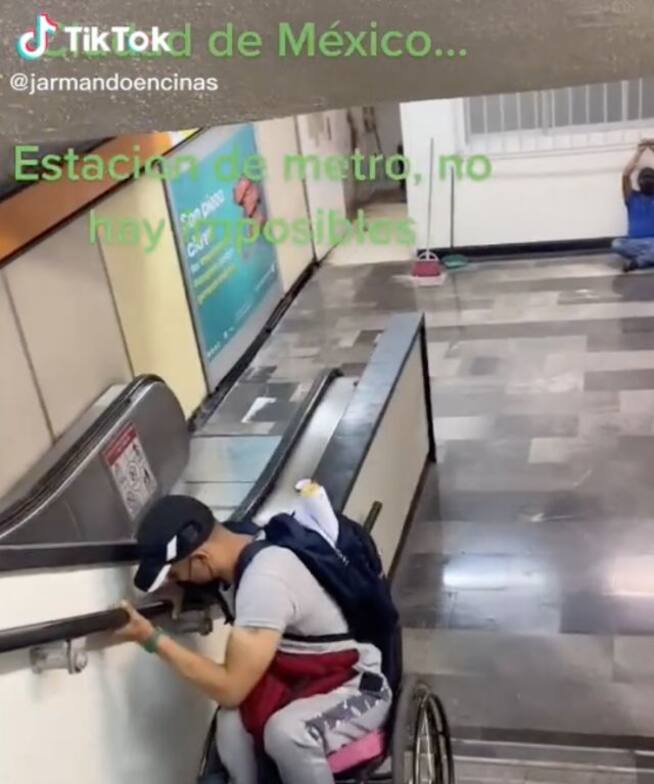 Hombre se hace viral al bajar las escaleras del metro en silla de ruedas