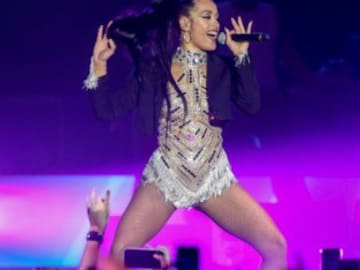 Chanel se cuela en ‘Sálvame’ para hacerles un regalo muy especial y compartir los nervios previos a Eurovisión