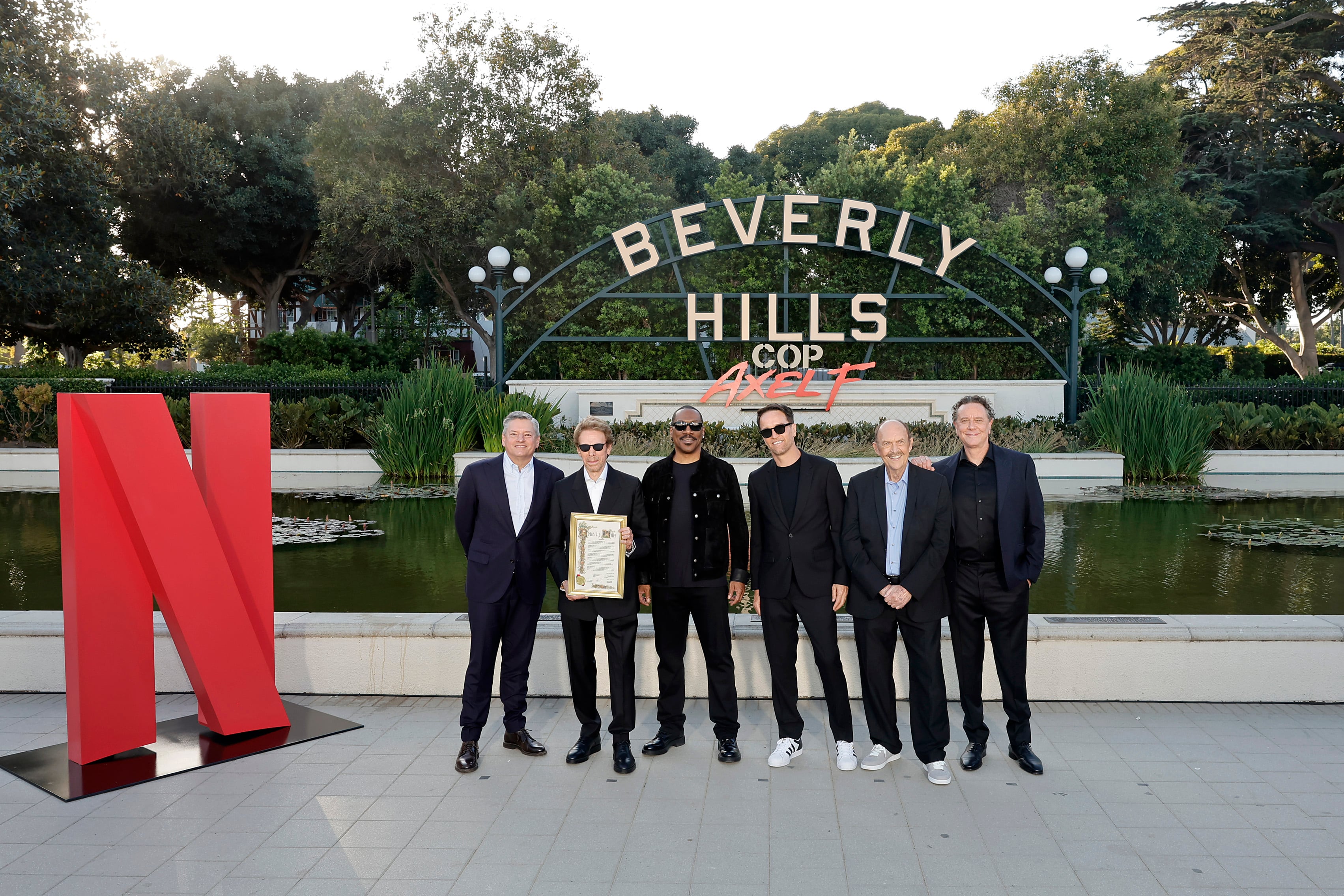 Ted Sarandos, Jerry Bruckheimer, Eddie Murphy, Mark Molloy, John Ashton y Judge Reinhold en la premiere de Beverly Hills Cop: Axel F, en Beverly Hills, California. (Photo by Emma McIntyre/Getty Images for Netflix)