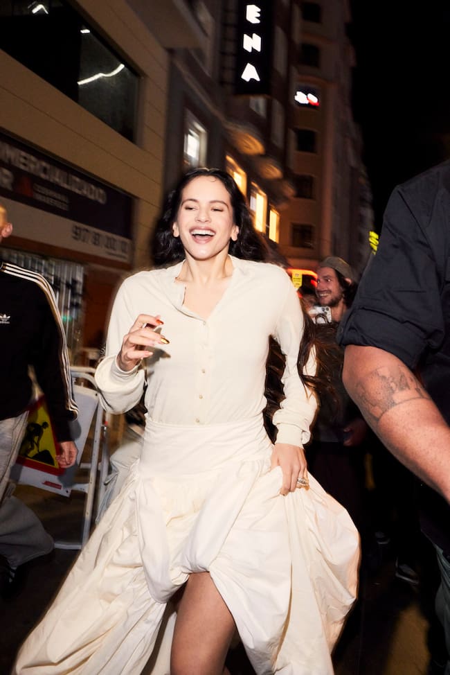 Rosalía corriendo por Gran Vía para anunciar 'LUX', su nuevo disco. (Foto cedida por la agencia Está Pasando)