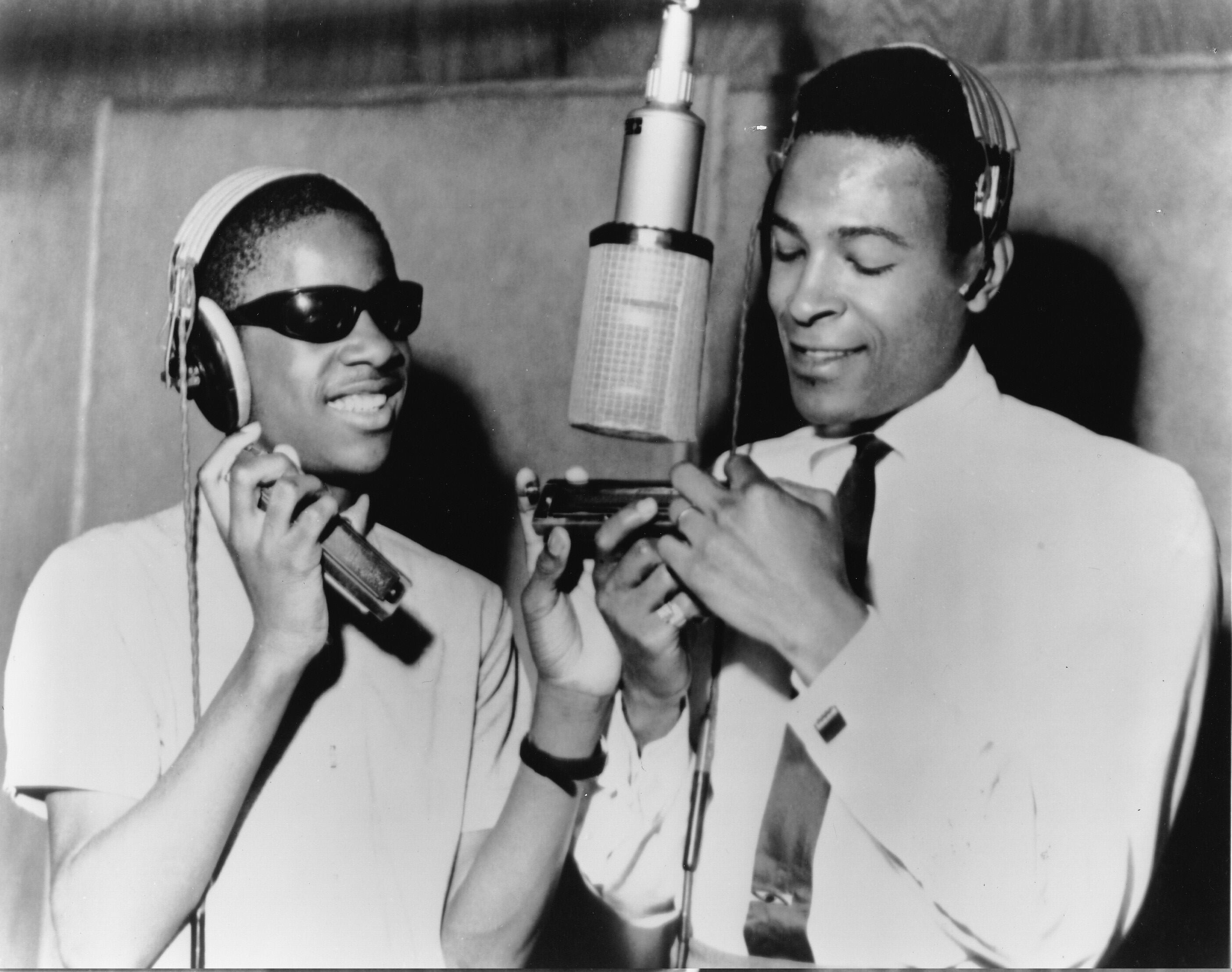 Stevie Wonder y Marvin Gaye alrededor de un micrófono en el estudio de grabación Motown en Detroit en 1965, Estados Unidos. (Foto de Gilles Petard/Redferns)