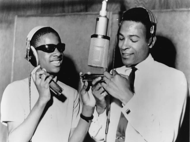 Stevie Wonder y Marvin Gaye alrededor de un micrófono en el estudio de grabación Motown en Detroit en 1965, Estados Unidos. (Foto de Gilles Petard/Redferns)