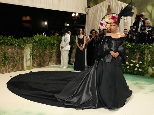 Segundo vestido de la noche, también de Galliano, en esta ocasión para Givency. Una imagen muy victoriana con ese vestido negro con gran cola y corsé palabra de honor. Todas las miradas se dirigían al tocado de Philip Treacy en forma de gran ramo de rosas.