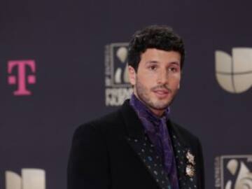 Sebastián Yatra presenta ‘Una noche sin pensar’ en los Premio Lo Nuestro y recibe críticas por su estilismo