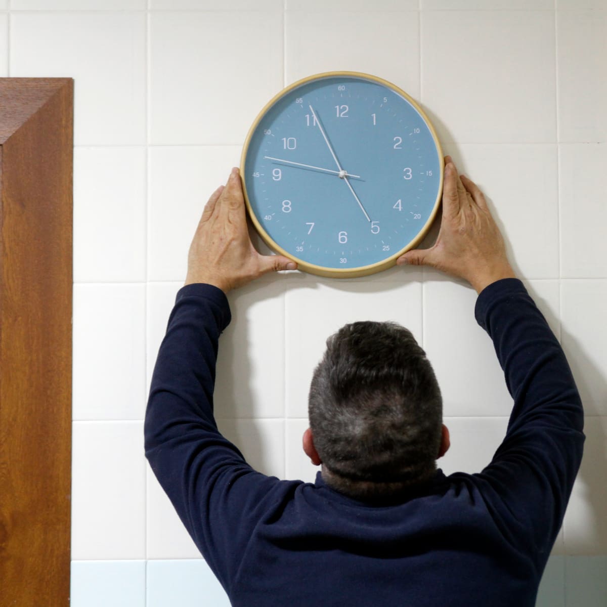 ¿Se retrasan o se adelantan los relojes para el cambio al horario de verano 2026?