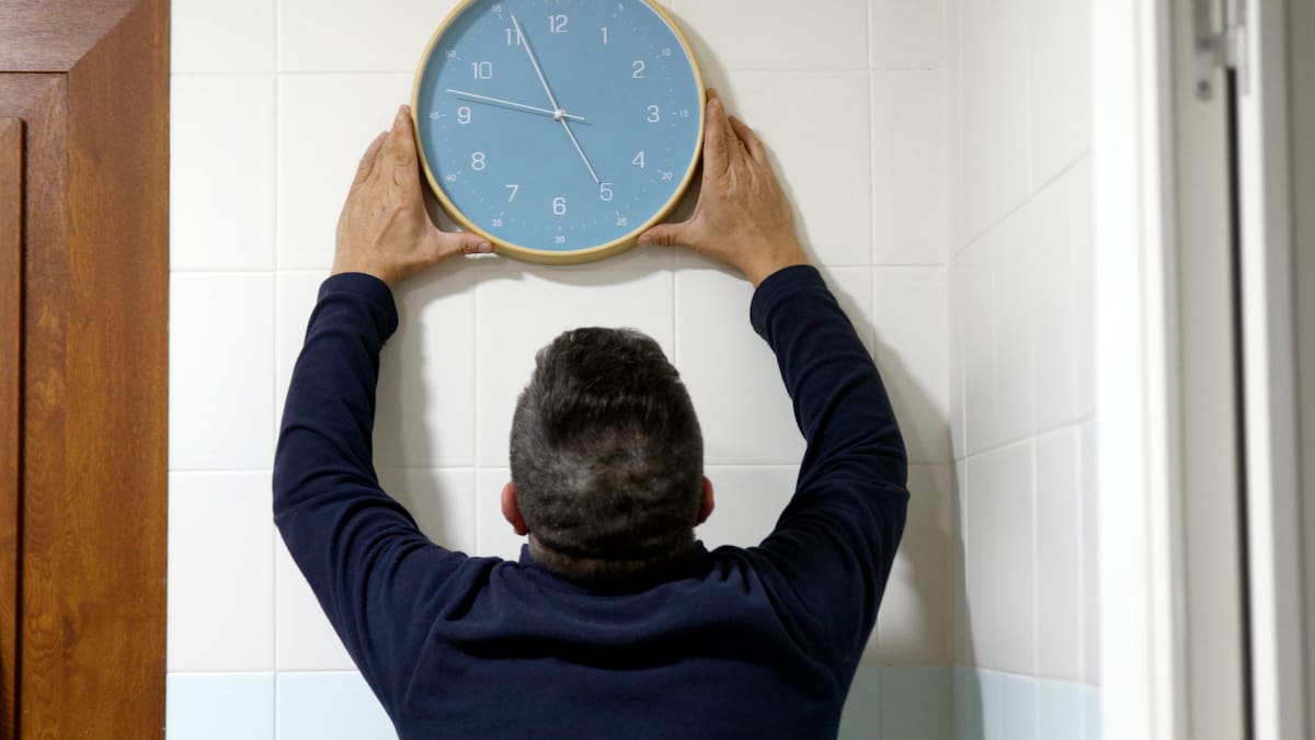 ¿Se retrasan o se adelantan los relojes para el cambio al horario de verano 2026?