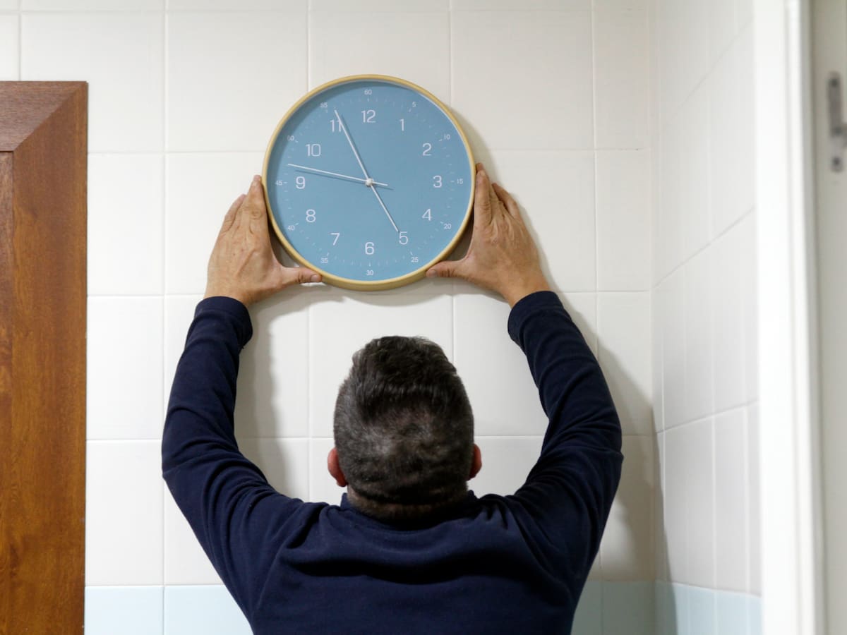 ¿Se retrasan o se adelantan los relojes para el cambio al horario de verano 2026?