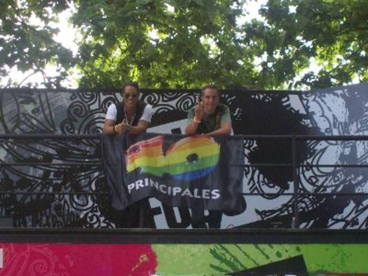 Camión 40 Principales y John Foos en el show The Black Eyed Peas