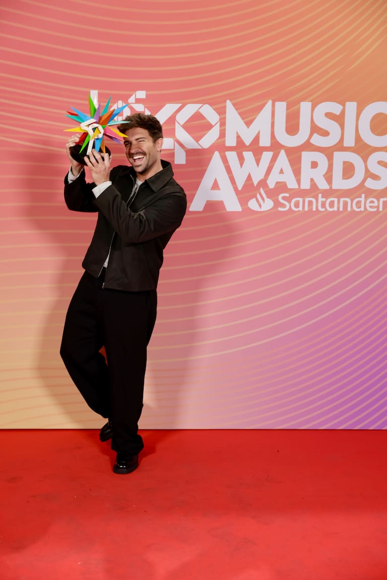 Ícono de emociones: Pablo Alborán recibe el galardón Global Icon, confirmando su lugar como uno de los grandes de la música. ¡Pura sensibilidad sobre el escenario!