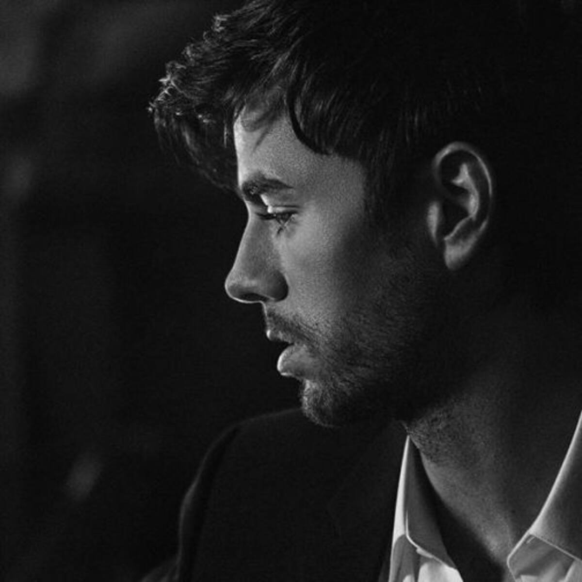 Enrique Iglesias se lo come a besos