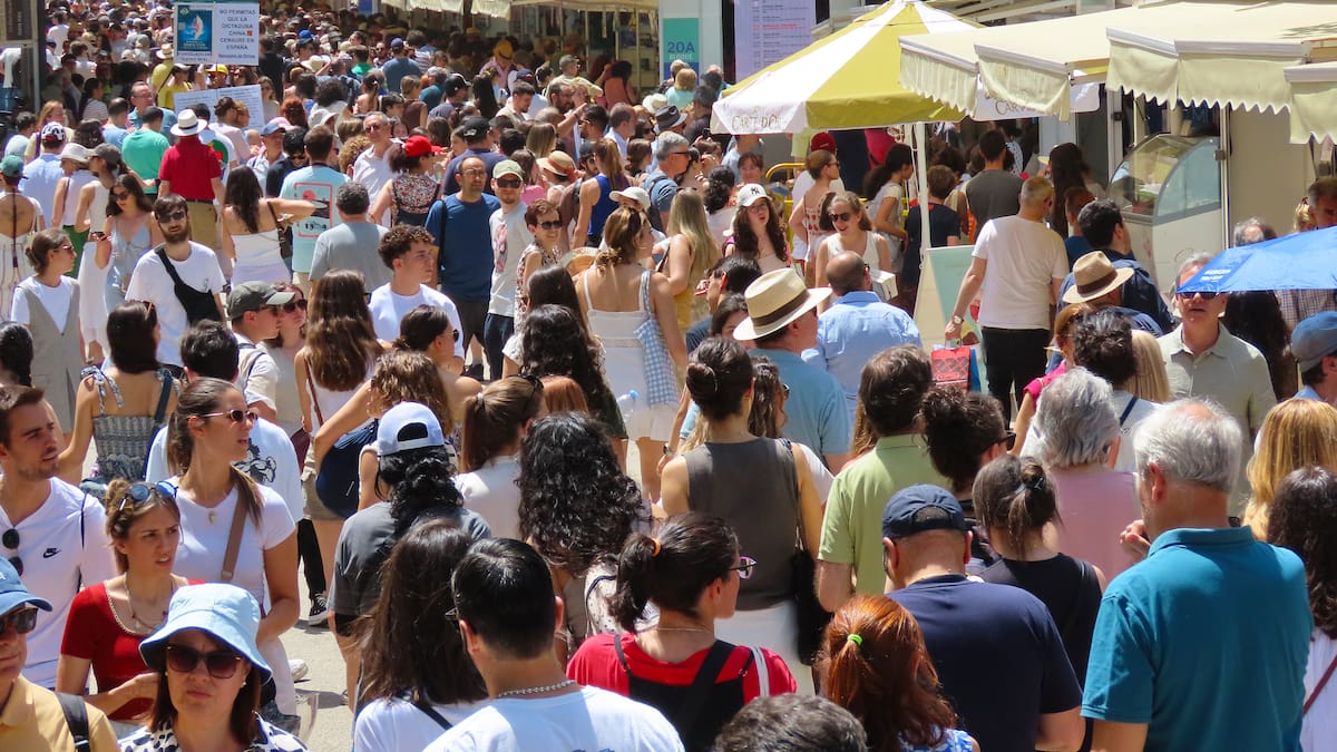 ¿Quién firma hoy, domingo 31 de mayo, en la Feria del Libro 2026? Todos los autores y a qué hora estarán en el Retiro