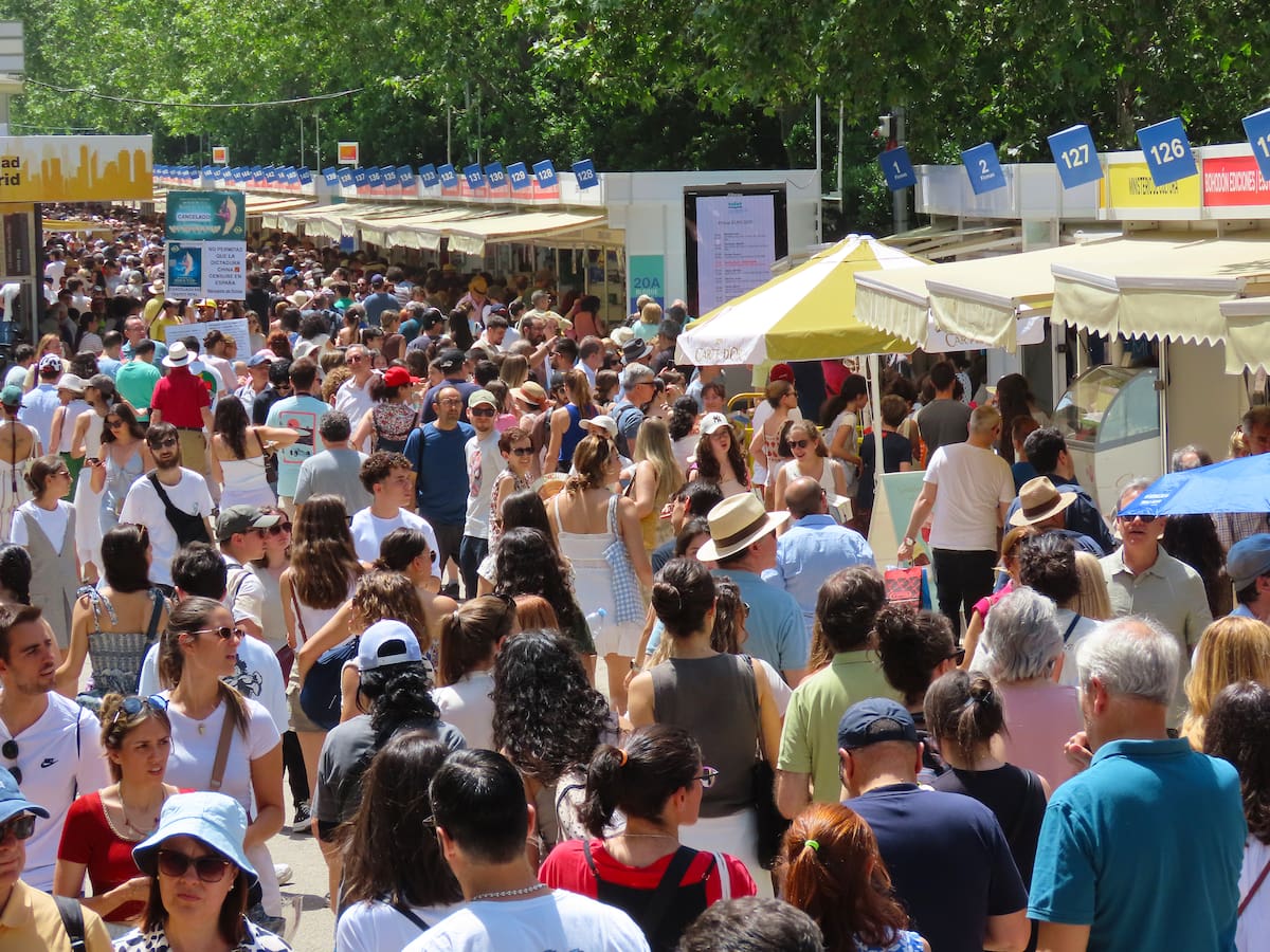 ¿Quién firma hoy, domingo 31 de mayo, en la Feria del Libro 2026? Todos los autores y a qué hora estarán en el Retiro
