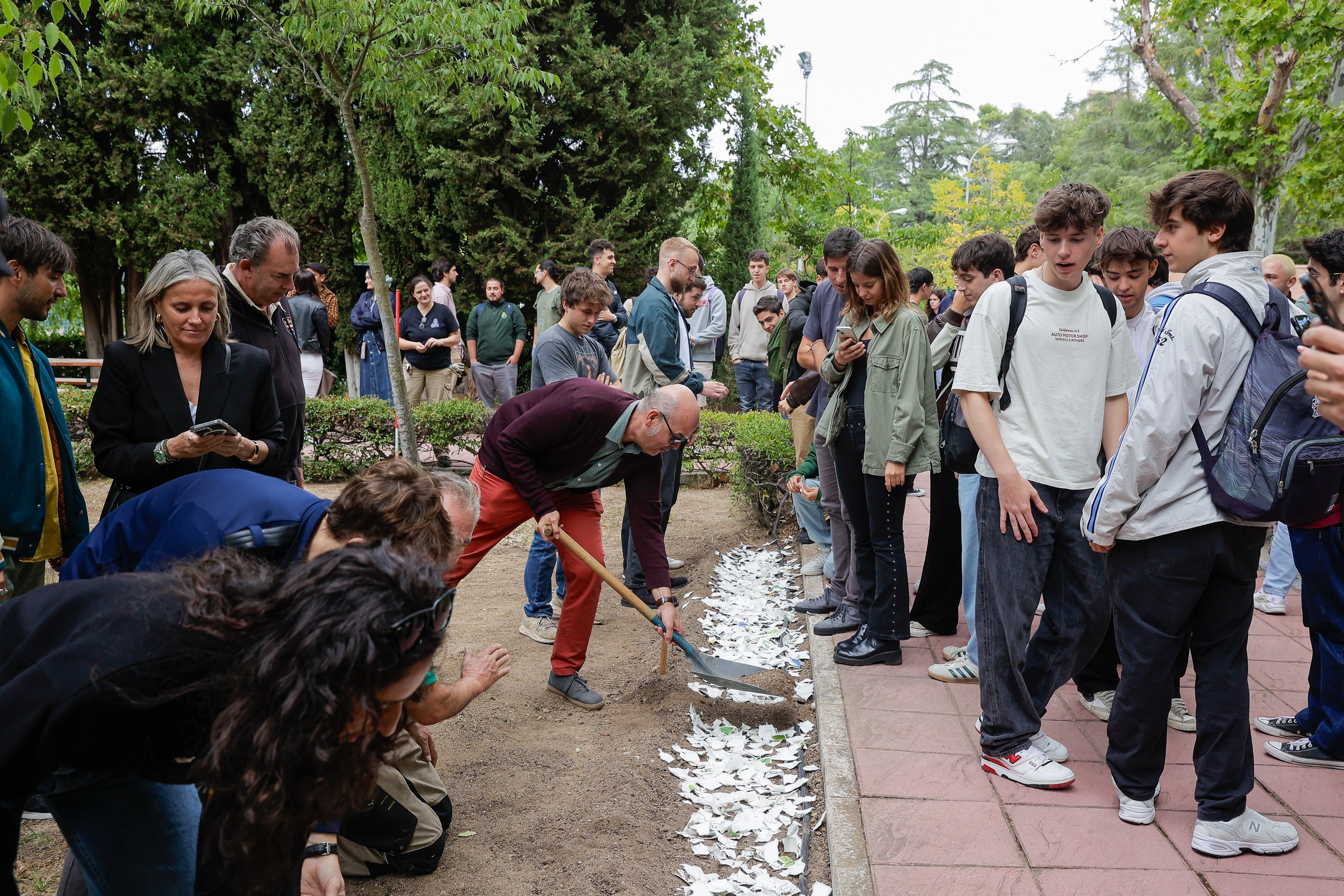 El proyecto  ‘Letras por el planeta’ culminó con la plantación del papel firmado por los artistas (foto: Jorge París).