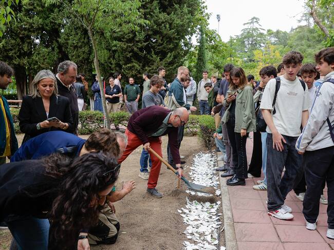 El proyecto ‘Letras por el planeta’ culminó con la plantación del papel firmado por los artistas (foto: Jorge París).