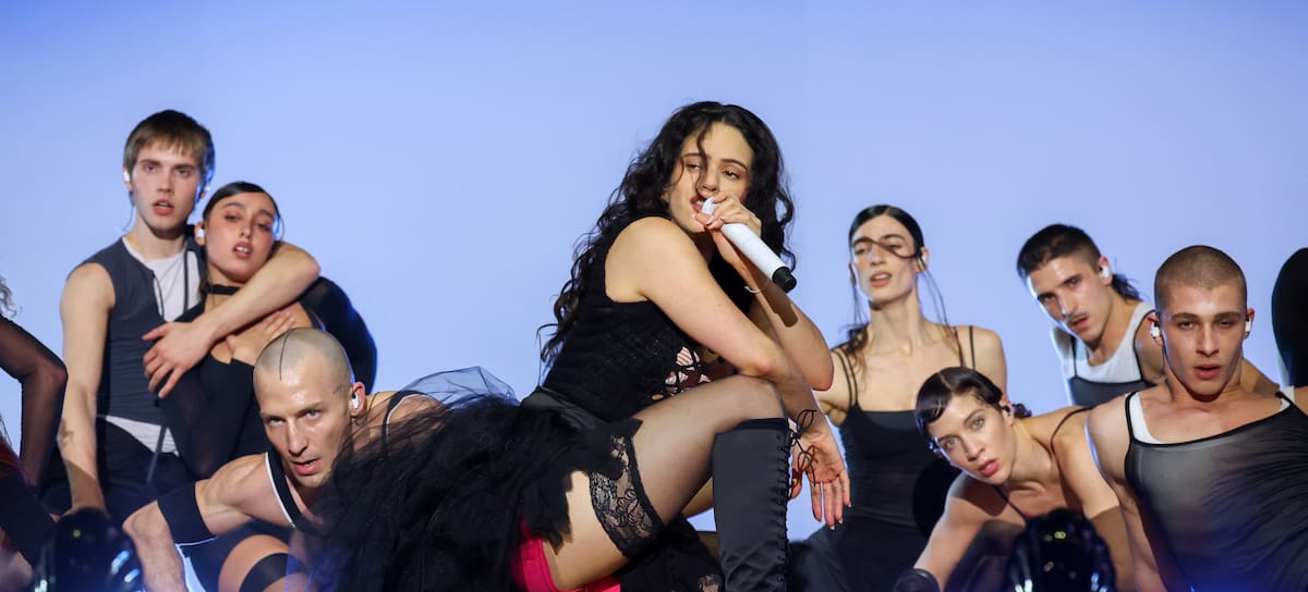 Rosalía actúa en el escenario del Accor Arena el 18 de marzo de 2026 en París, Francia.