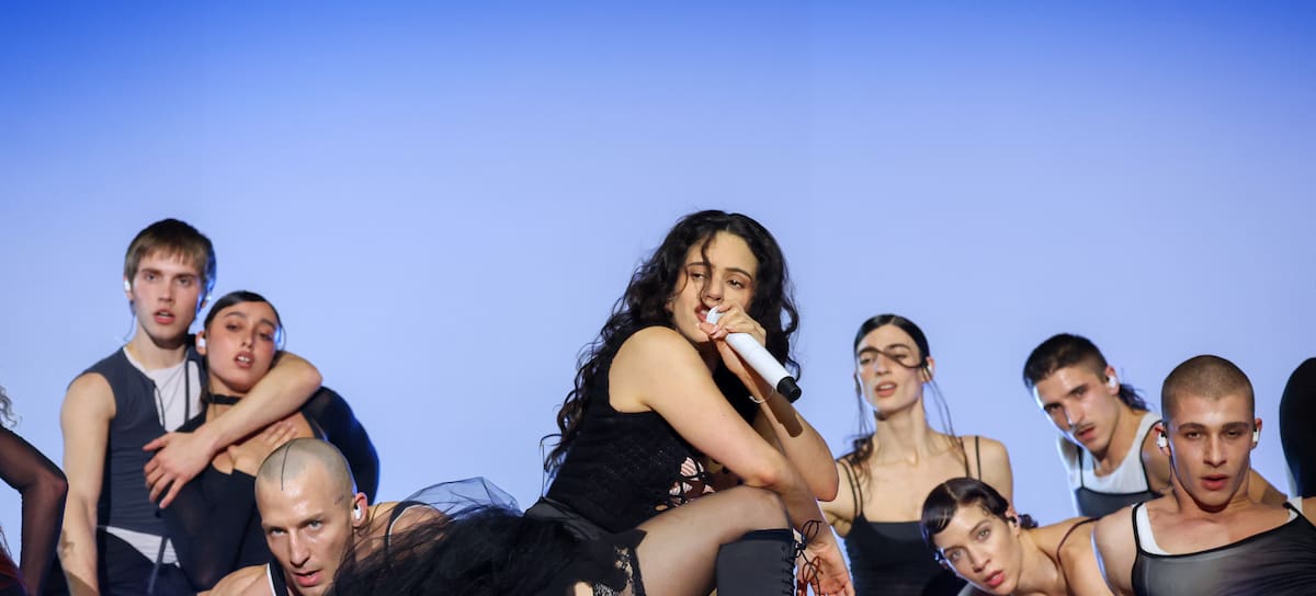 Rosalía actúa en el escenario del Accor Arena el 18 de marzo de 2026 en París, Francia.