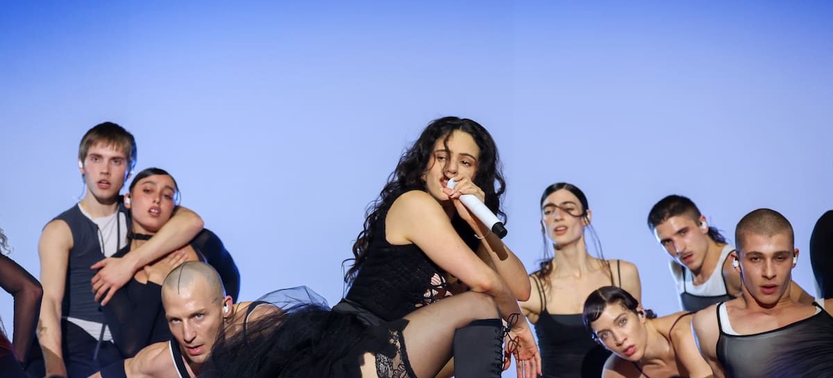 Rosalía actúa en el escenario del Accor Arena el 18 de marzo de 2026 en París, Francia.