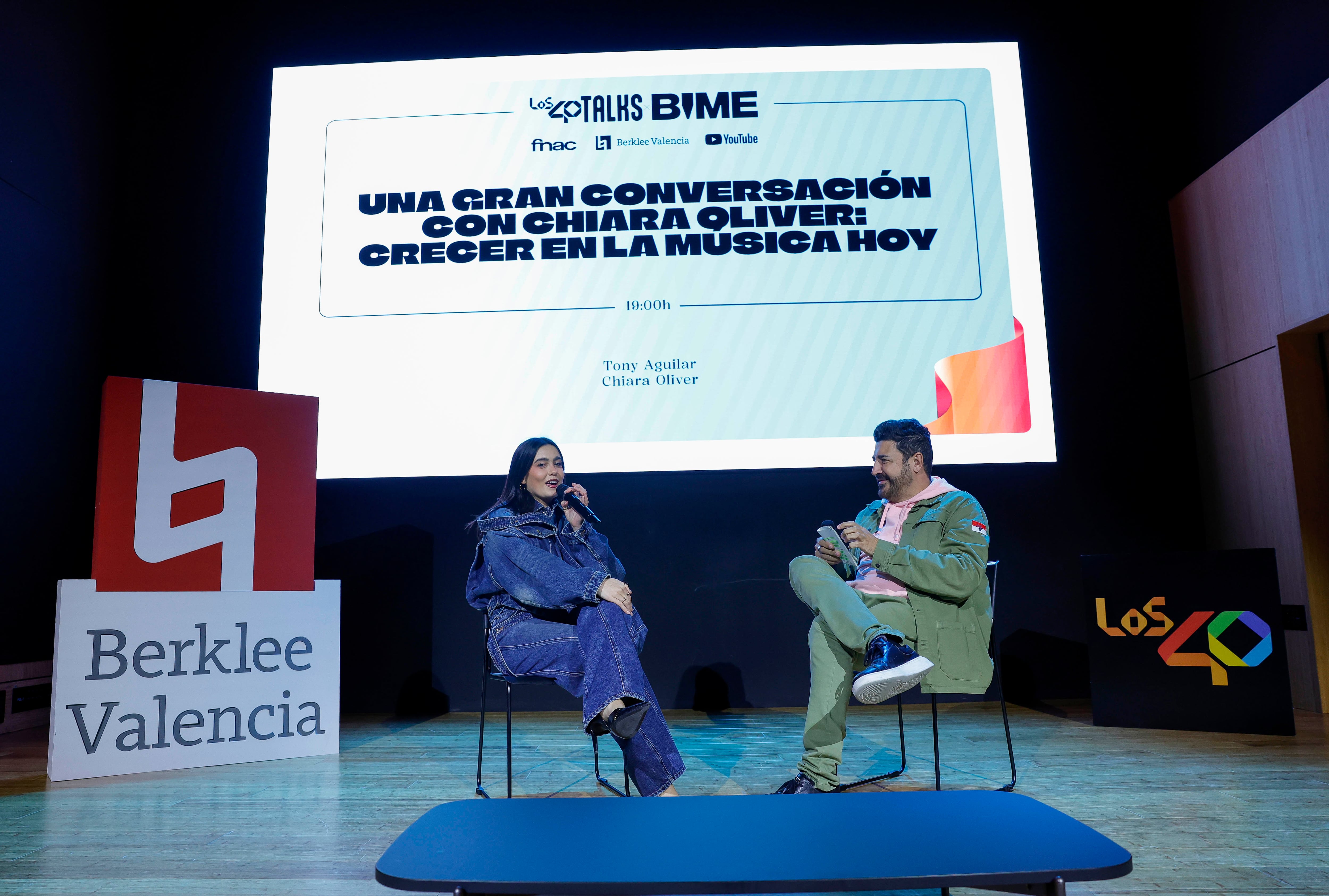 Chiara Oliver y Tony Aguilar en LOS40 TALKS x BIME en Valencia // David González