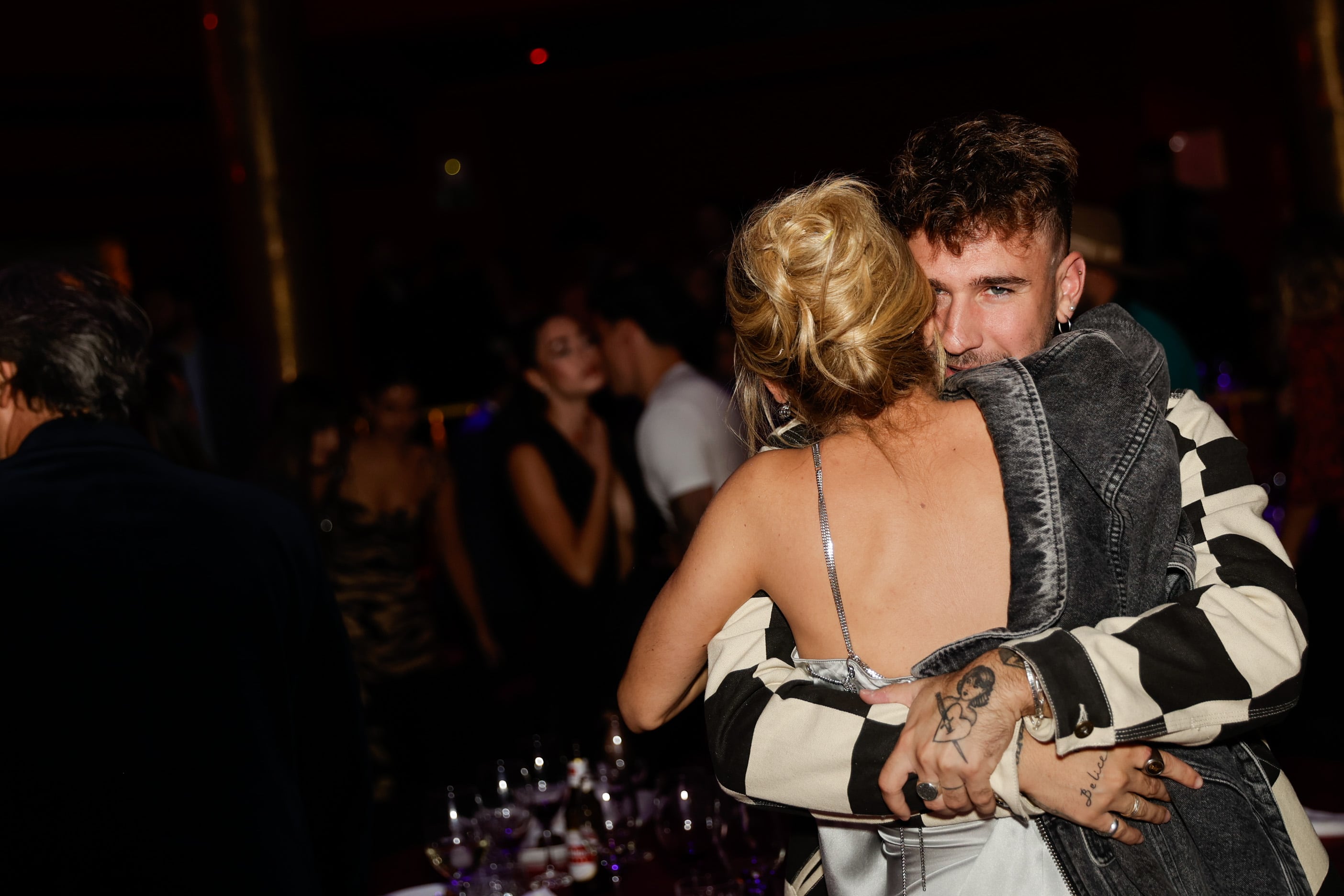 Ana Mena y Dani Fernández, abrazados en la cena de nominados de LOS40 Music Awards Santander 2023 / Foto: Jorge París y Elena Buenavista