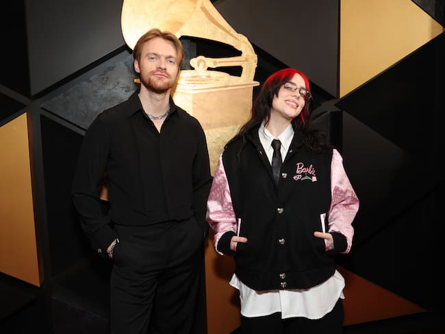 Son como el ying y el yang: se complementan y al mismo tiempo son tan distintos. Mucho más clásico Finneas que Billie que apostó, como ya os hemos contado, por esa chaqueta de Barbie que deseamos tener en nuestro armario