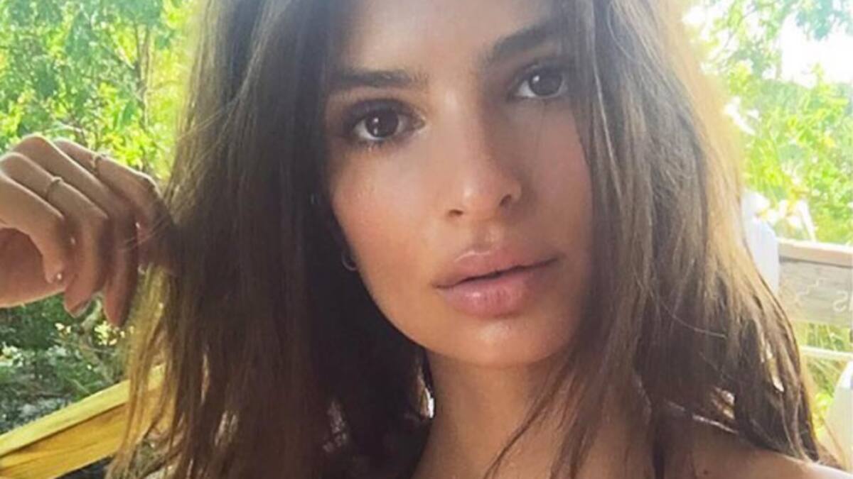 El modelito de Emily Ratajkowski para pasear al perro se las trae