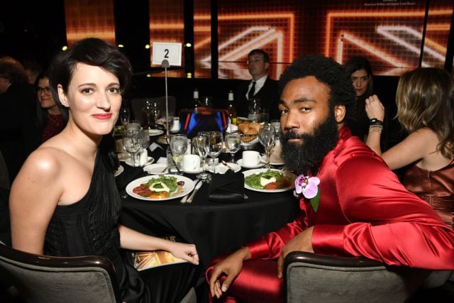 Phoebe Waller-Bridge (i) y Donald Glover (d) posan durante los premios Britannia de 2019 en Beverly Hills, California