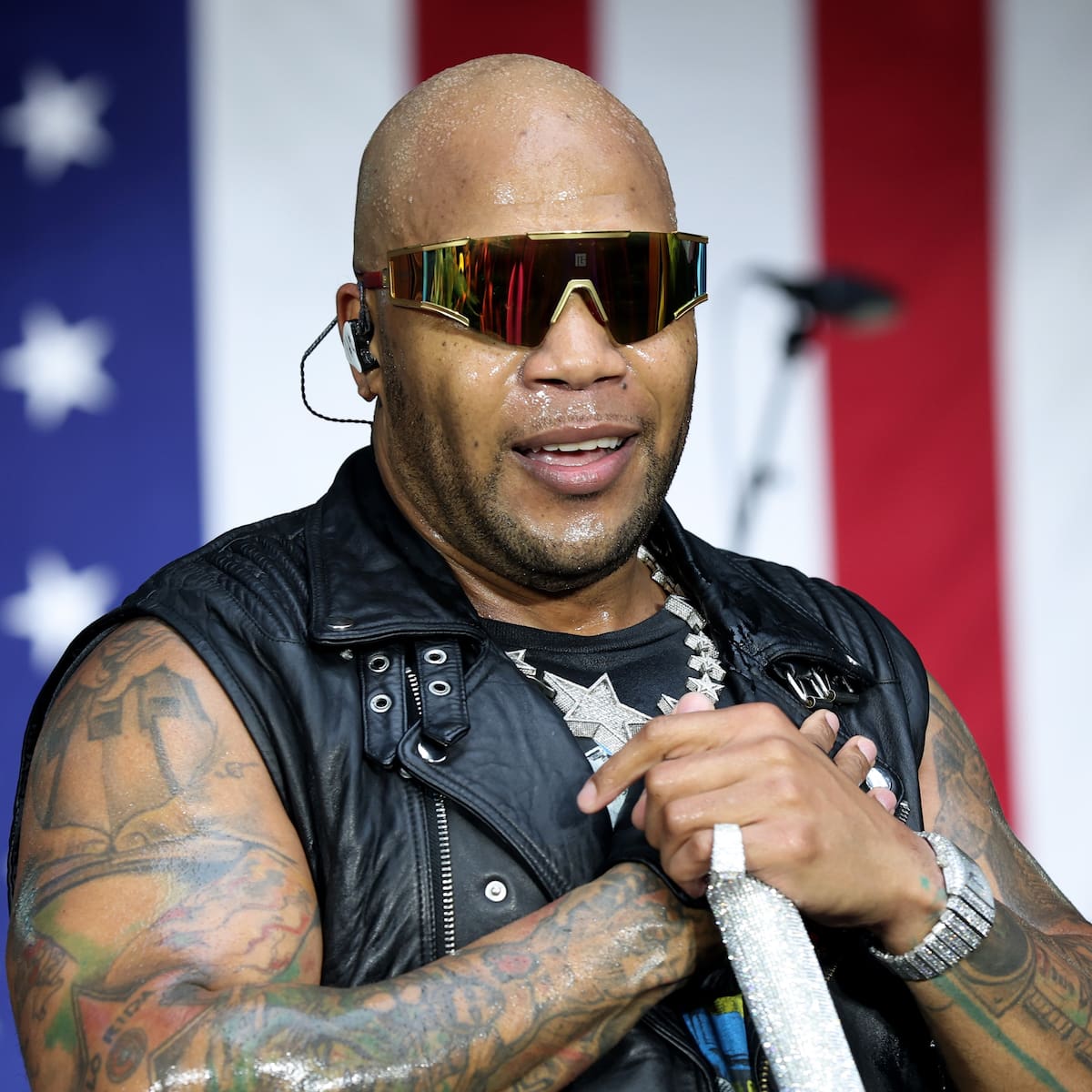 Flo Rida vuelve a citarse con la canción del verano en 'Vacation (Anywhere You Wanna Go)'