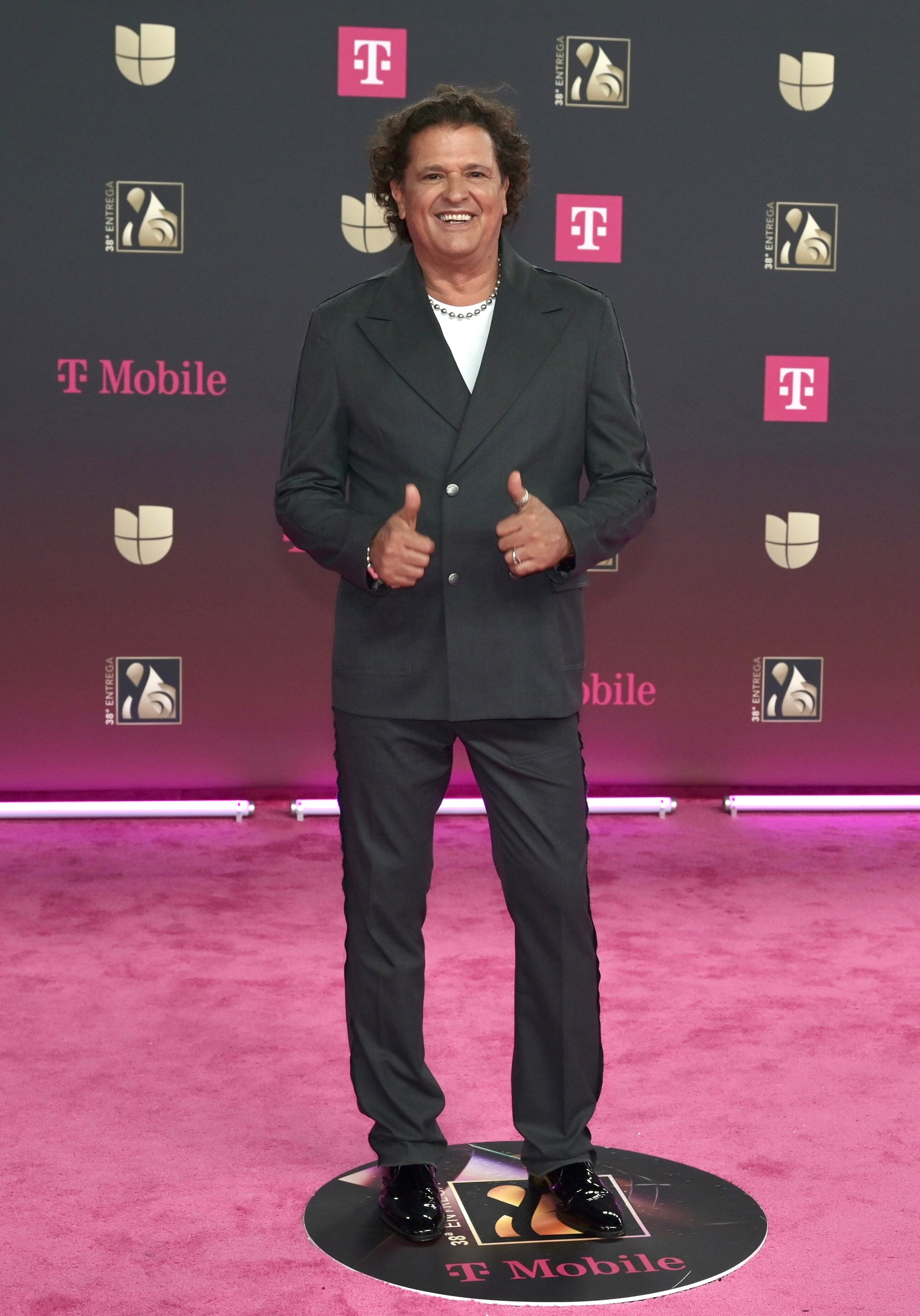 Los hay que no arriesgan y prefieren el look clásico y uno de ellos es Carlos Vives que llevó traje negro con chaqueta cruzada de cuatro botones y camiseta blanca.