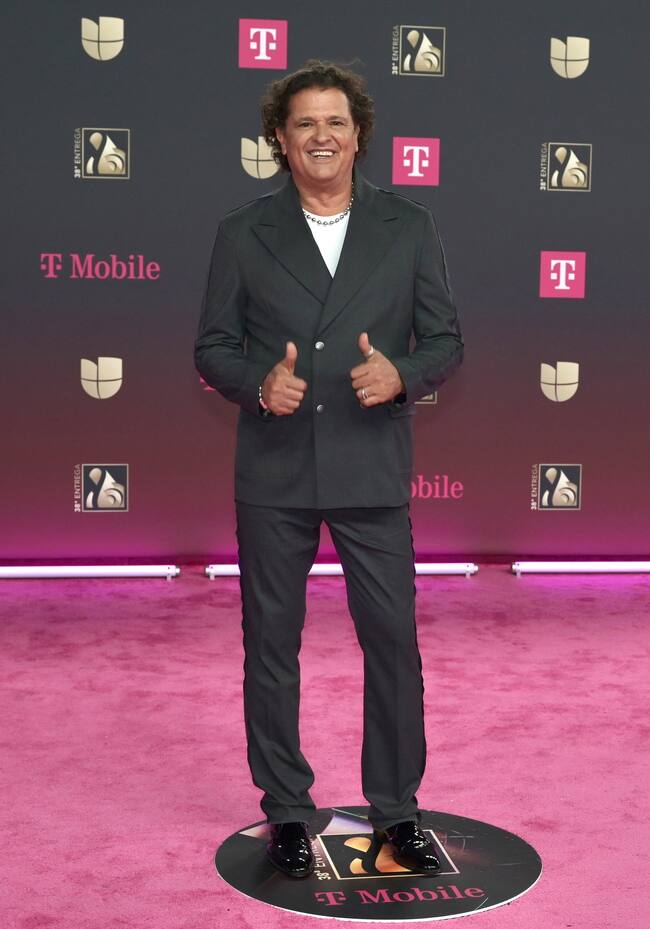 Los hay que no arriesgan y prefieren el look clásico y uno de ellos es Carlos Vives que llevó traje negro con chaqueta cruzada de cuatro botones y camiseta blanca.