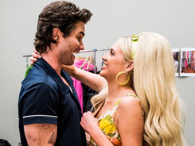 Chase Stokes y Kelsea Ballerini, en el backstage de los Country Music Awards 2023.