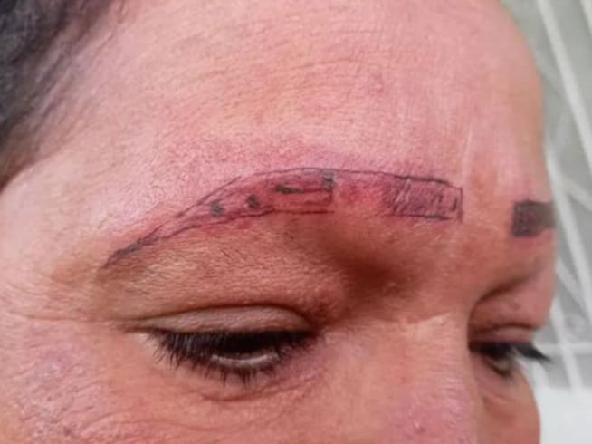 Tatuadores le quemaron las cejas y la culparon a ella