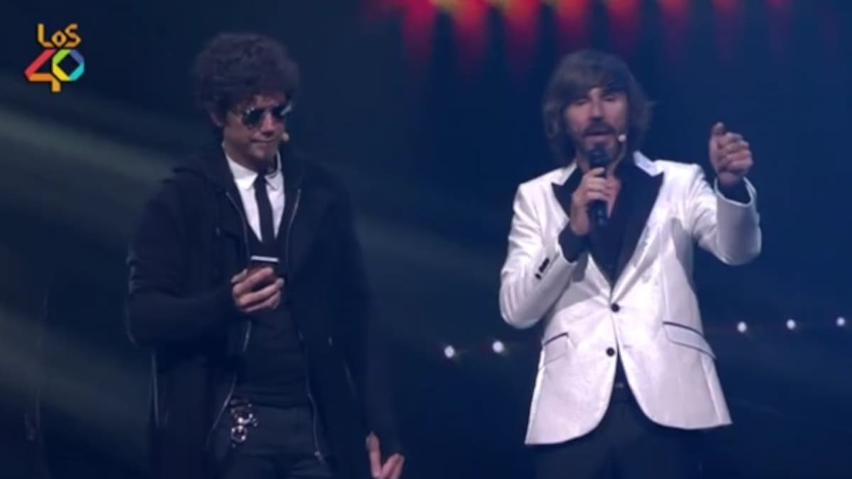 El ‘Hombre de Negro’ bombardea la noche de la entrega de premios