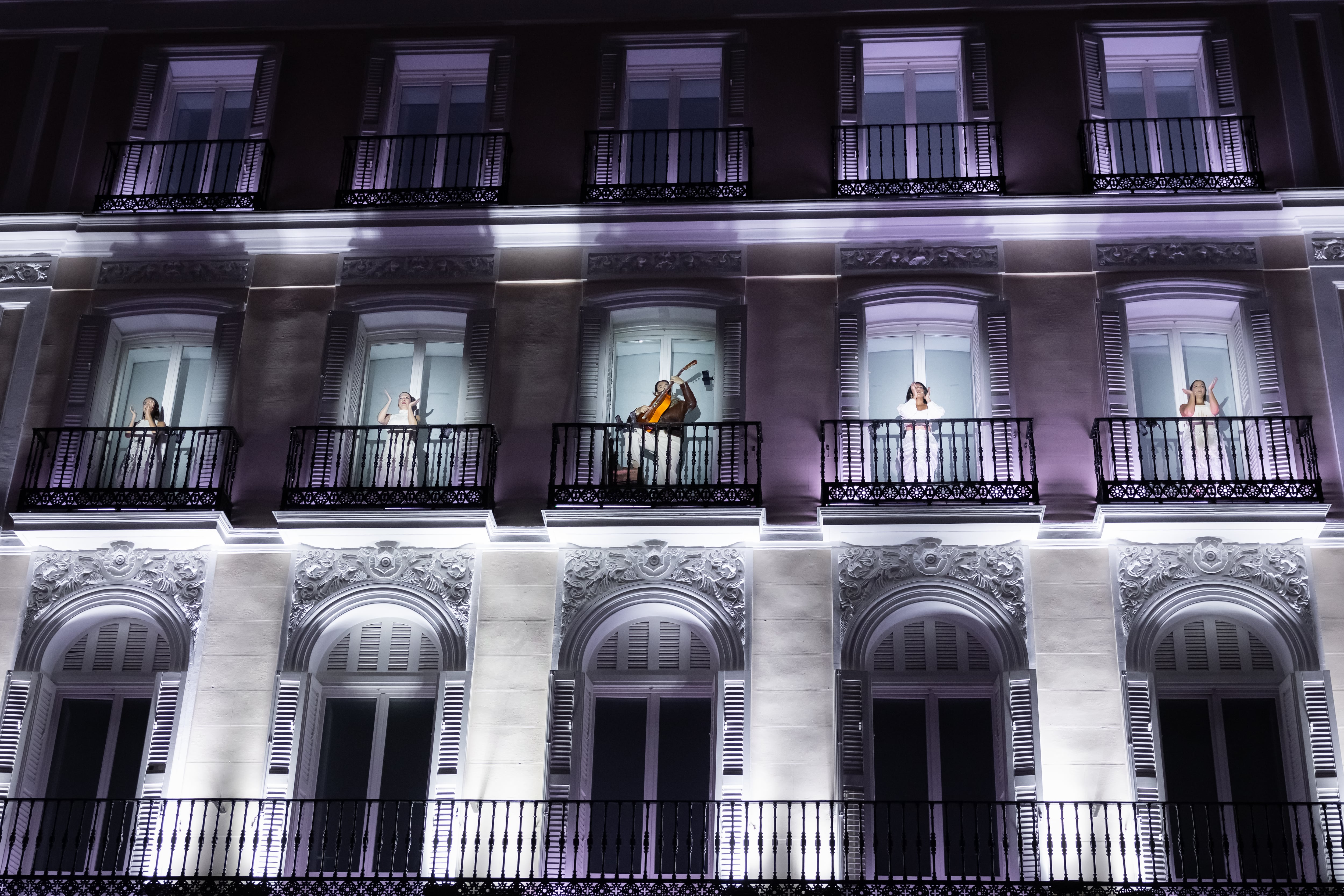 Yerai Cortés cerrando el evento &#039;El Encuentro&#039; de Apple en Madrid actuando desde los balcones del edificio de la Apple Store en Sol. / Aldara Zarraoa/Getty